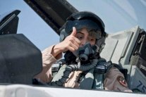 قائدة طائرة إماراتية تشارك في الحرب على 