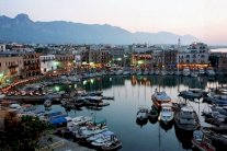 قبرص تستقبل مئات اللاجئين السوريين الذين انقذوا في البحر