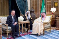 وزير الدفاع الفرنسي يبحث بالرياض تسليح الجيش اللبناني