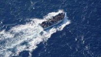 مروحية ايطالية تتجه لانقاذ سفينة على متنها 450 مهاجرا