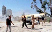 الجيش الليبي يهاجم مواقع حيوية في مصراته