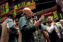 النفط يغلق متراجعًا في نيويورك في أولى جلسات 2015