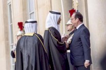 عبدالله بن زايد يشارك في مسيرة باريس