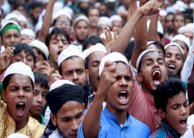 بنغلادش تمنع التظاهرات وتحتجز زعيمة المعارضة في مكتبه