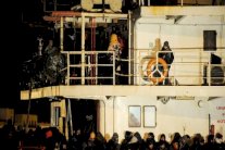 على متن سفينة اللاجئين السوريين برد وخوف وأمل أيضًا