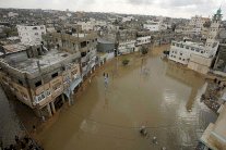 وفاة رضيعة وغرق عشرات المنازل في قطاع غزة 