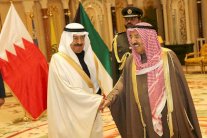 رئيس وزراء البحرين يحادث القيادة الكويتية