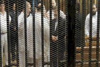  مرسي يعترض على عدم إعطائه أقلاما وأوراقا 