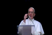  البابا في آسيا حيث سيلتقي كنيستين مختلفتي الاوجه