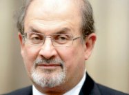 سلمان رشدي يدعو إلى السماح بالانتقاد الساخر للأديان 
