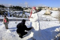 الثلج يعطل المدارس والجامعات والدوائر في الاردن