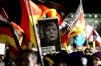 ميركل تقف الى جانب المسلمين امام بوابة براندبورغ