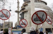 200 شخص في النروج يتظاهرون ضد الإسلام