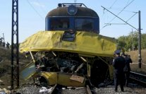 10 قتلى في اصطدام حافلة لنقل السجناء بقطار في أميركا