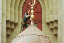 مسلمو بريطانيا أقوى الفئات ايماناً