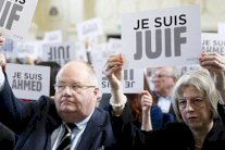 وزيرة الداخلية البريطانية تدعو اليهود لعدم المغادرة 