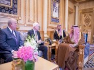 ولي العهد السعودي يستقبل وفداً أميركياً