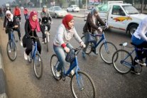 مصريات يتحدين المجتمع وتقاليده بركوب الدراجات