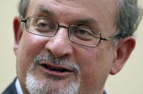 القاعدة تهدد الكاتب البريطاني سلمان رشدي 