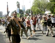 اليمنيون يواصلون التظاهر ضدّ الانقلاب