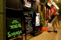 الوجبة الحلال تورّط المسافر بتهمة الإرهاب في أوروبا