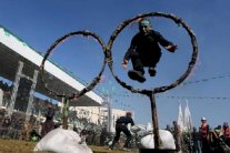 حماس تدرب آلاف المراهقين على حمل السلاح