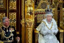 الأمير تشارلز يشعر بثقل التاج البريطاني على رأسه