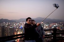 شيخ اندونيسي يُحَرِّم صور السيلفي: التقاطها 