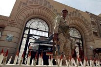 الحوثيون يرفعون الحصار عن منزل وزير الدفاع اليمني