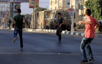 اصابة عشرة فلسطينيين بجروح برصاص الجيش الاسرائيلي