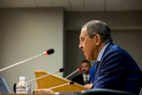 لافروف: موسكو لا تخطط لشن ضربات جوية في العراق