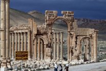 داعش يفجّر قوس النصر الأثري في تدمر