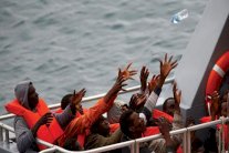 الاتحاد الأوروبي يبدأ عملية عسكرية ضد مهرّبي البشر