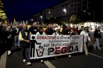 الآلاف يتظاهرون في شرق المانيا ضد اللاجئين