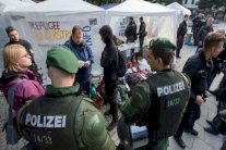 مهاجرون ينقلون 