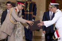 مصر وفرنسا توقعان عقد شراء سفينتي ميسترال