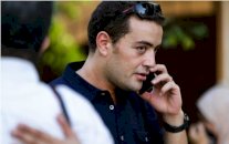 استقبال صحافي الجزيرة بالتصفيق بقطر بعد افراج مصر عنه