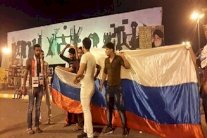 عراقيون يرفضون رفع العلم الروسي في ساحات التظاهر 