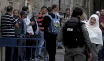 إسرائيل تضع حواجز على مداخل أحياء القدس الفلسطينية