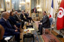  هولاند يستقبل الرباعي التونسي حائز نوبل للسلام