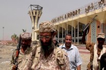 الجيش الوطني اليمني يتأهب لدخول مدينة الخوخة