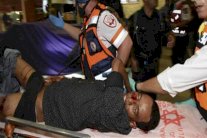 اسرائيليون يسحلون عاملًا إريتريًا