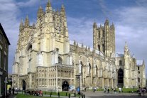 أساقفة بريطانيا وحكومتها منقسمان حول اللاجئين