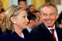 بلير وعد بالمشاركة في حرب العراق قبل عام من الغزو