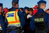 اللاجئون يرعبون رئيس بولندا: إحمونا منهم