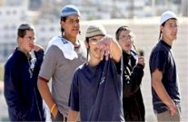 مستوطنون يرشقون مركبات فلسطينيين بالحجارة بنابلس