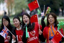 عقود سخية وتظاهرات خلال زيارة رئيس الصين لبريطانيا