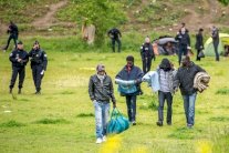 كرواتيا تسمح بدخول المهاجرين المحتشدين على حدودها