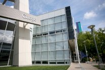 يعمل في غوغل ويعيش في شاحنة