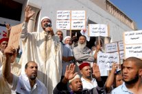 تظاهرة في تونس احتجاجا على عزل امام جامع مثير للجدل